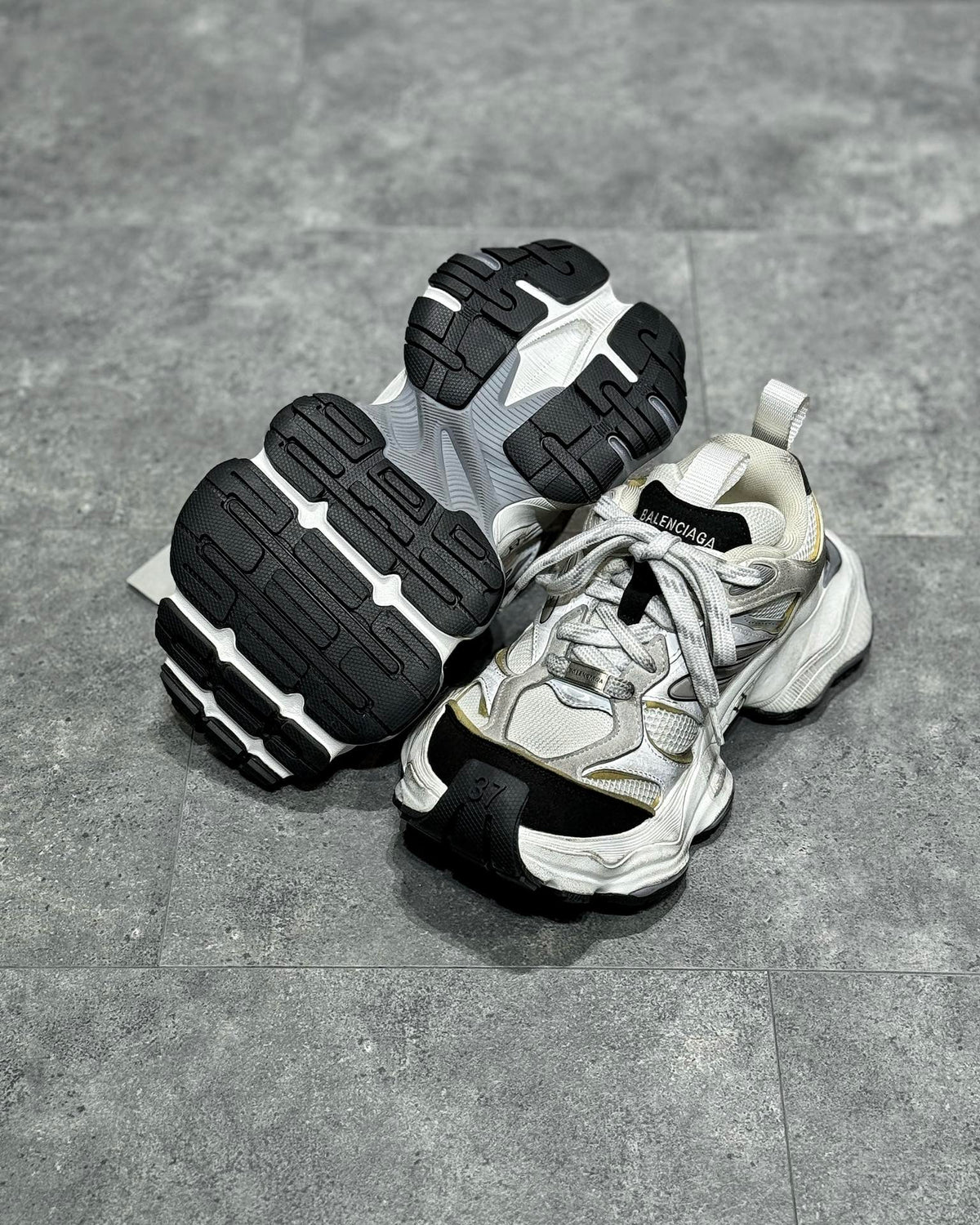 Balenciaga Cargo Alb Negru - prezentare produs