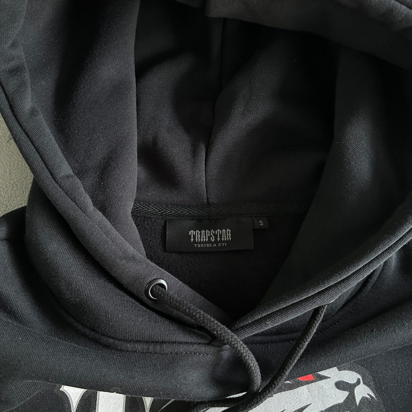 Trapstar Shooters Bloodshot Clothing - prezentare produs