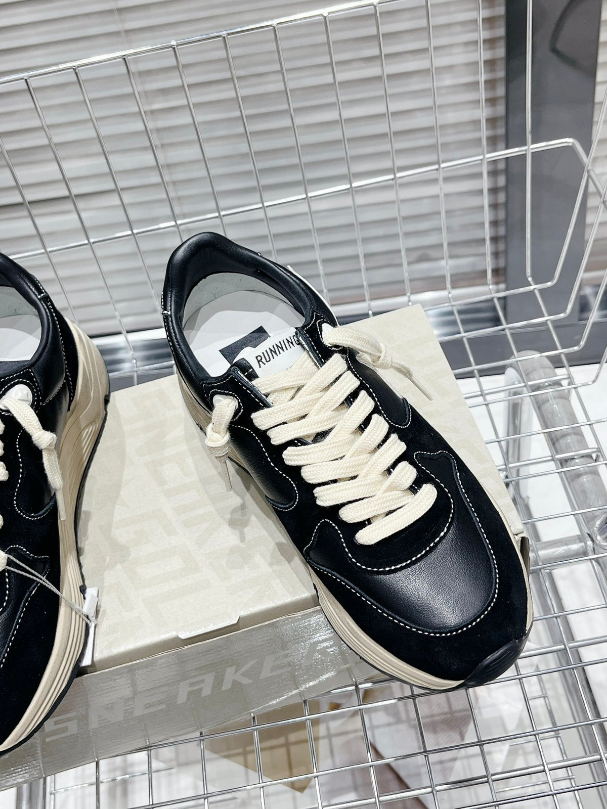 Golden Goose Deluxe G55 - prezentare produs