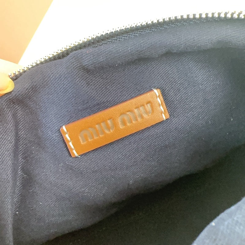 Miu Miu Geantă Exclusive - prezentare produs