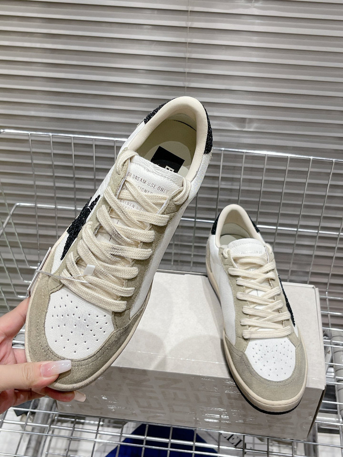 Golden Goose Deluxe G14 - prezentare produs