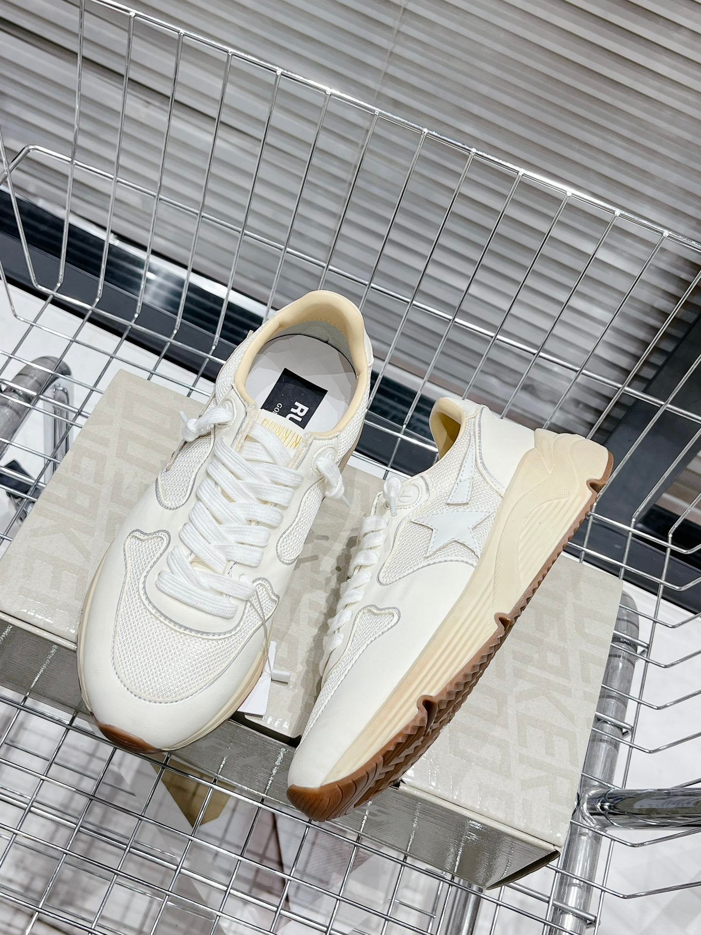 Golden Goose Deluxe G54 - prezentare produs