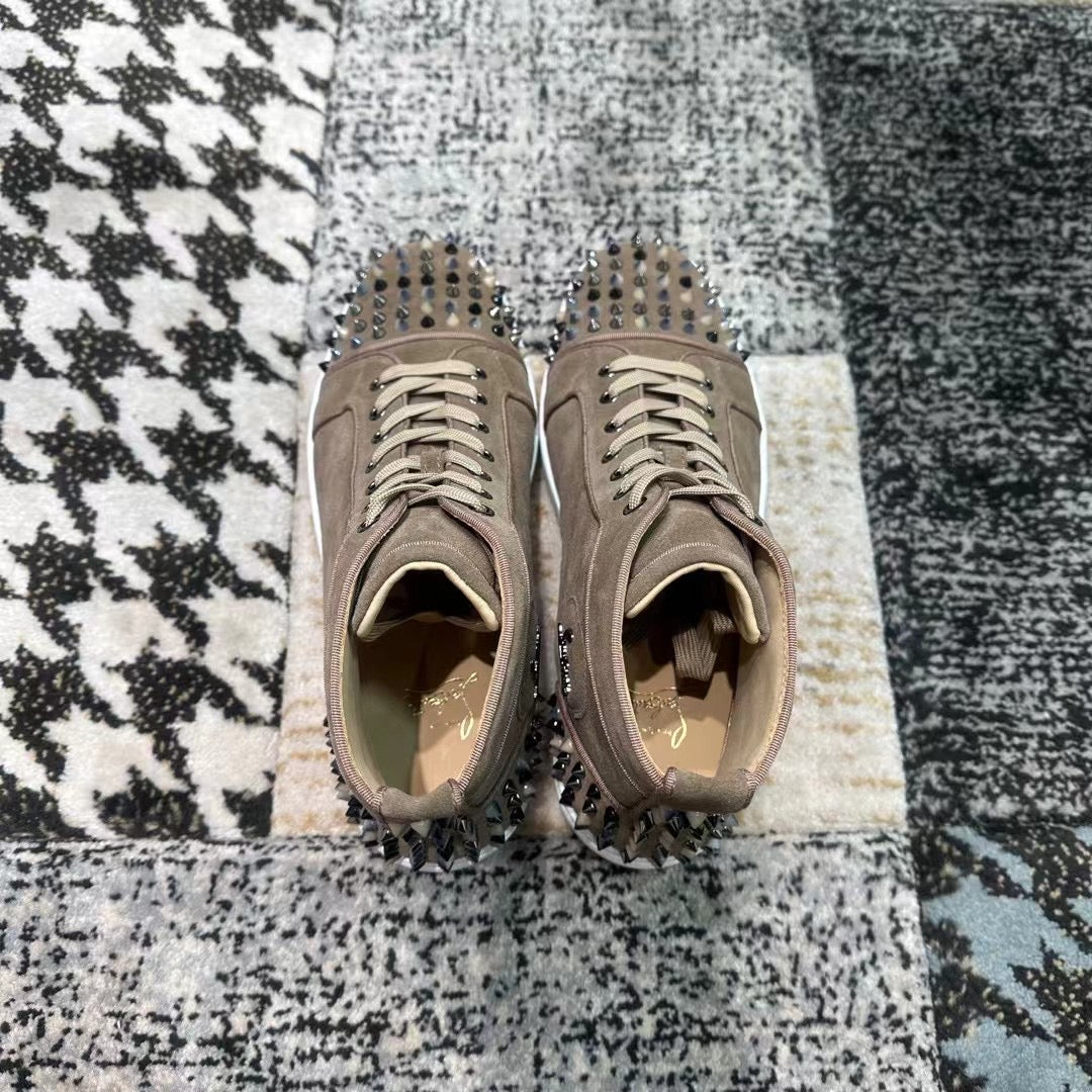 Christian Louboutin Crem Velvet Spikes High - prezentare produs