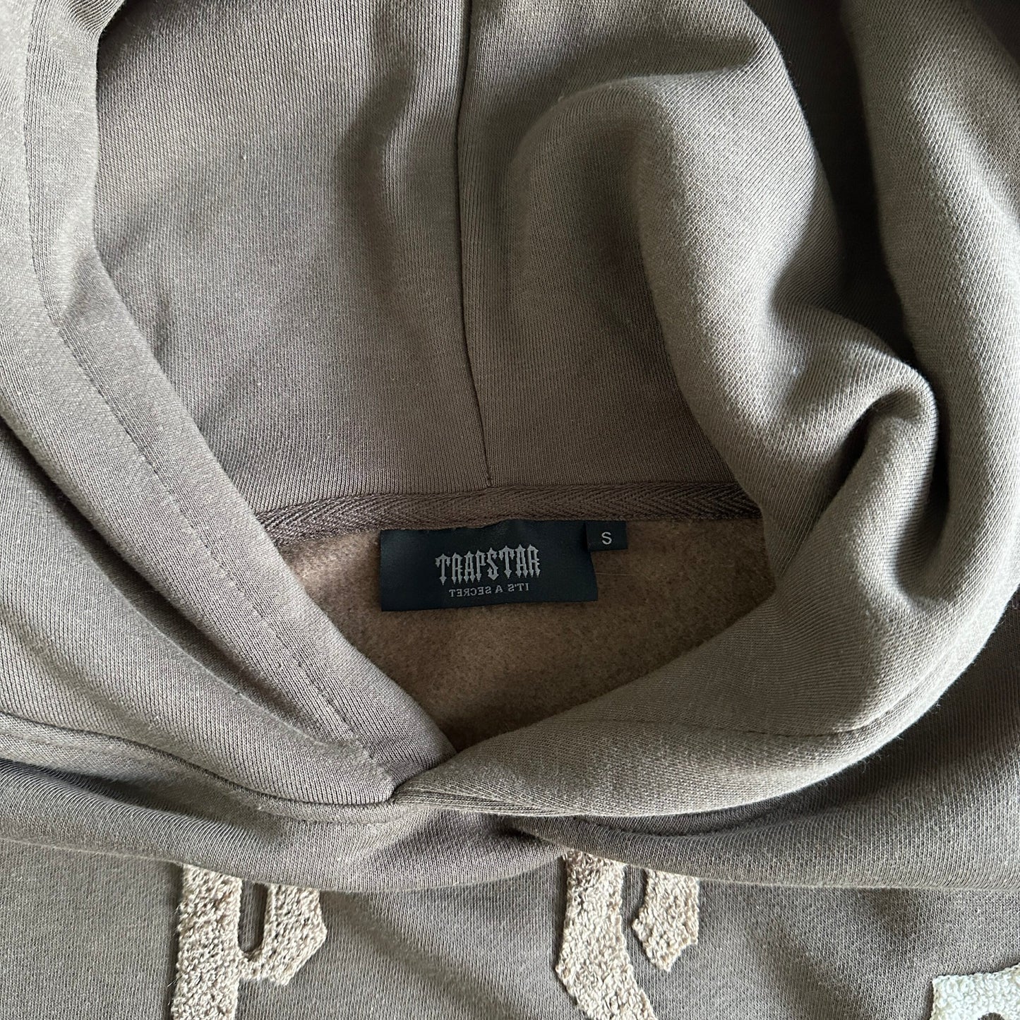 Trapstar Irongate Arch Chenille Maro Clothing - prezentare produs