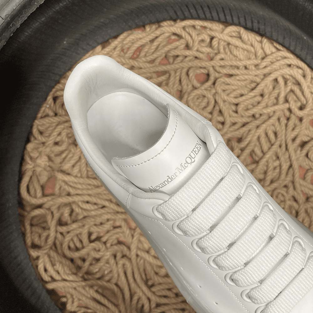 Alexander McQueen Alb - prezentare produs