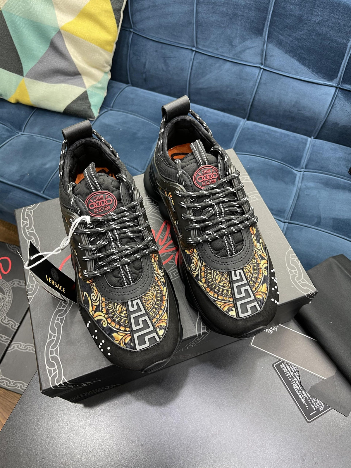 Versace Chain Reaction Negru Auriu Pattern - prezentare produs