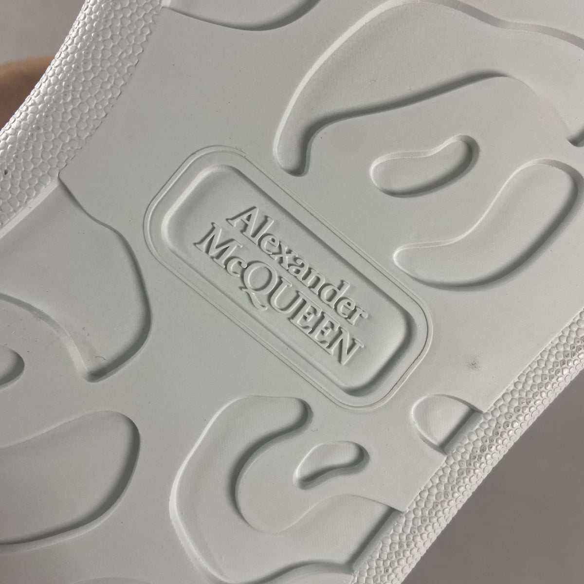 Alexander McQueen Alb Negru Lines - prezentare produs