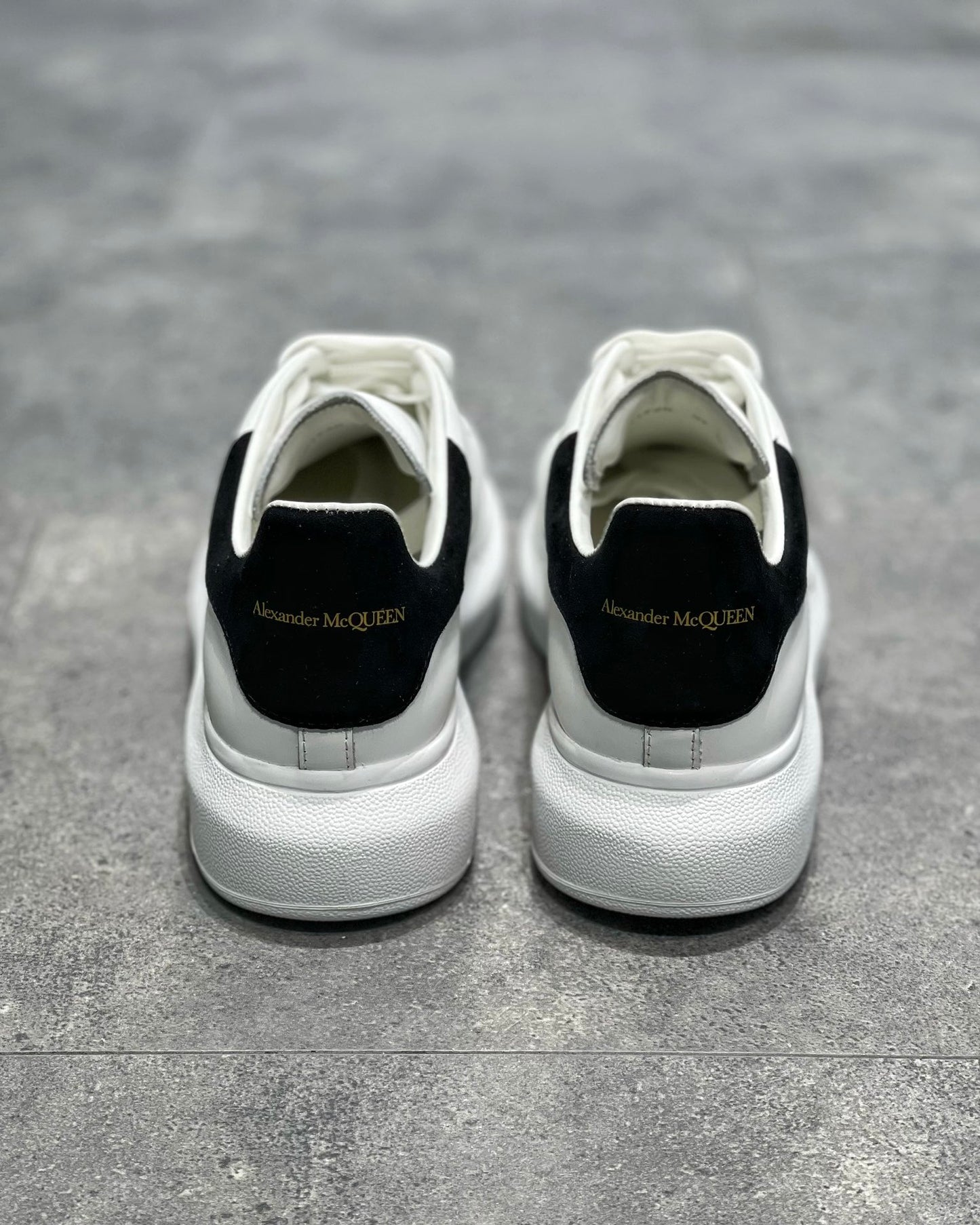 Alexander McQueen Negru Velvet - prezentare produs