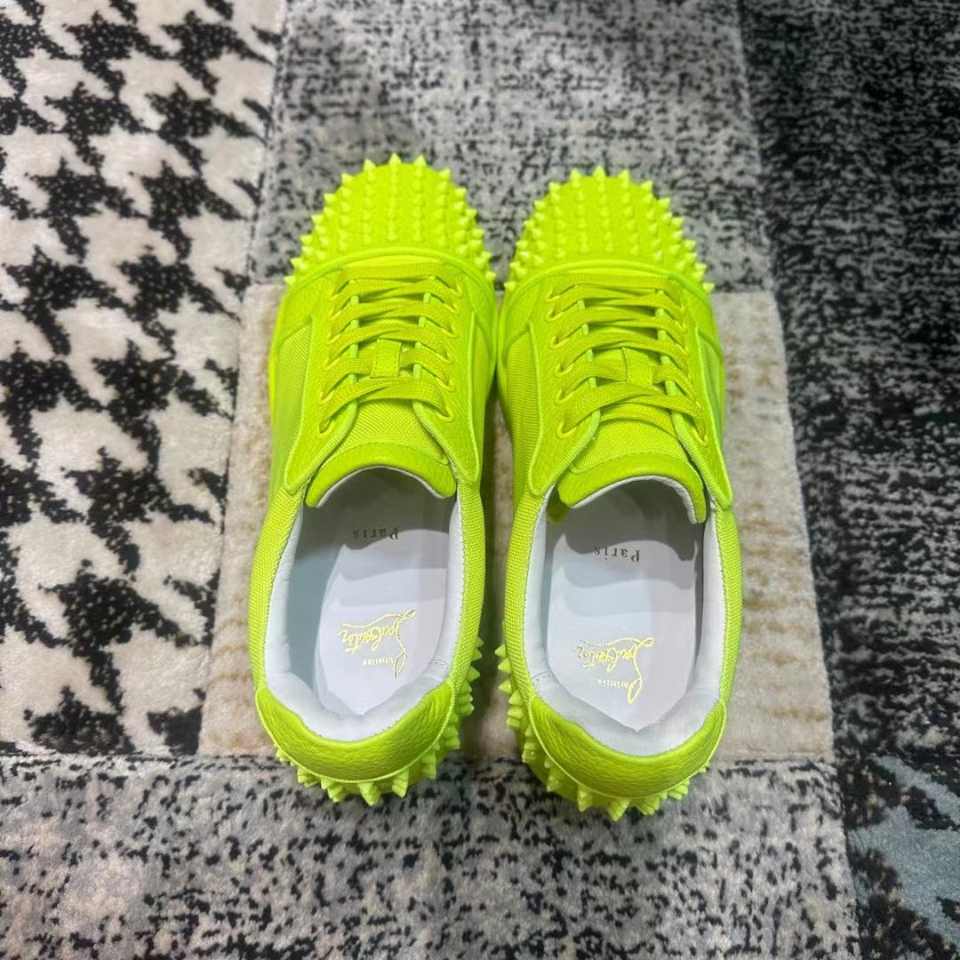 Christian Louboutin Electric Lime Low Spikes - prezentare produs