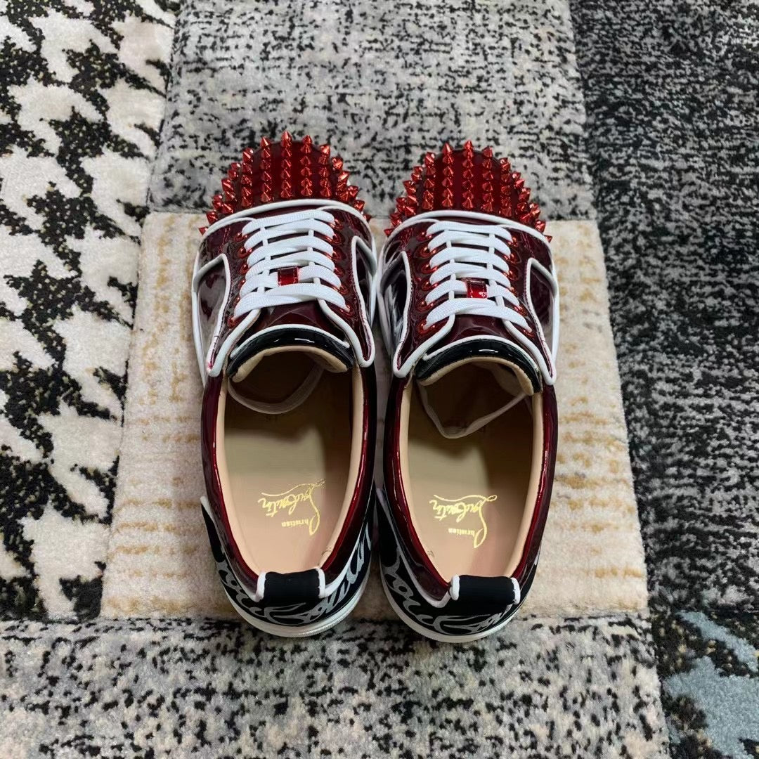 Christian Louboutin Roșu Patent Spikes Low - prezentare produs