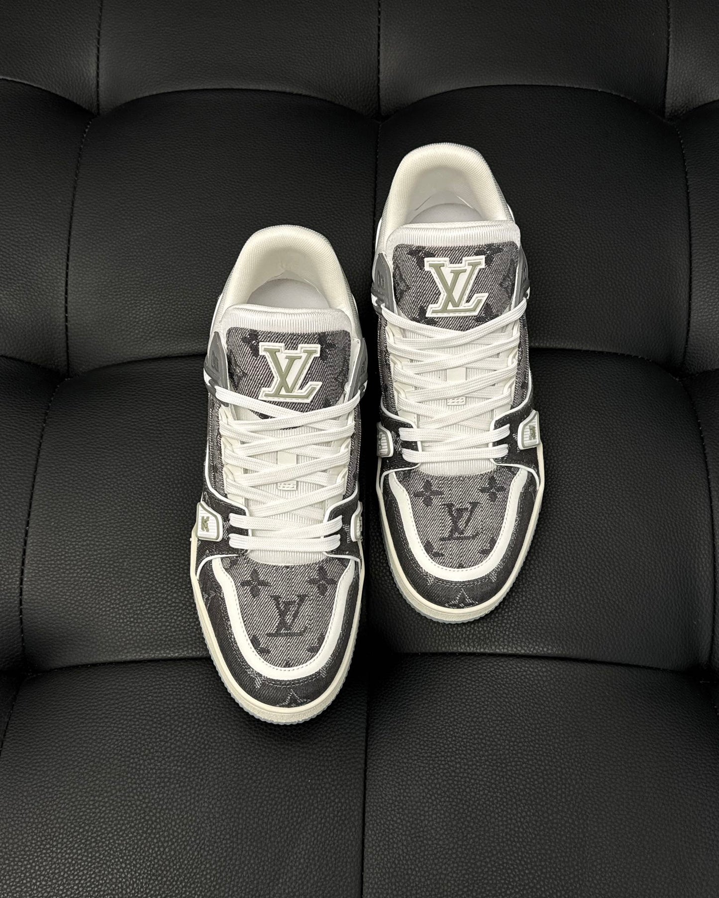 Louis Vuitton LV 600a Gri Pattern - prezentare produs