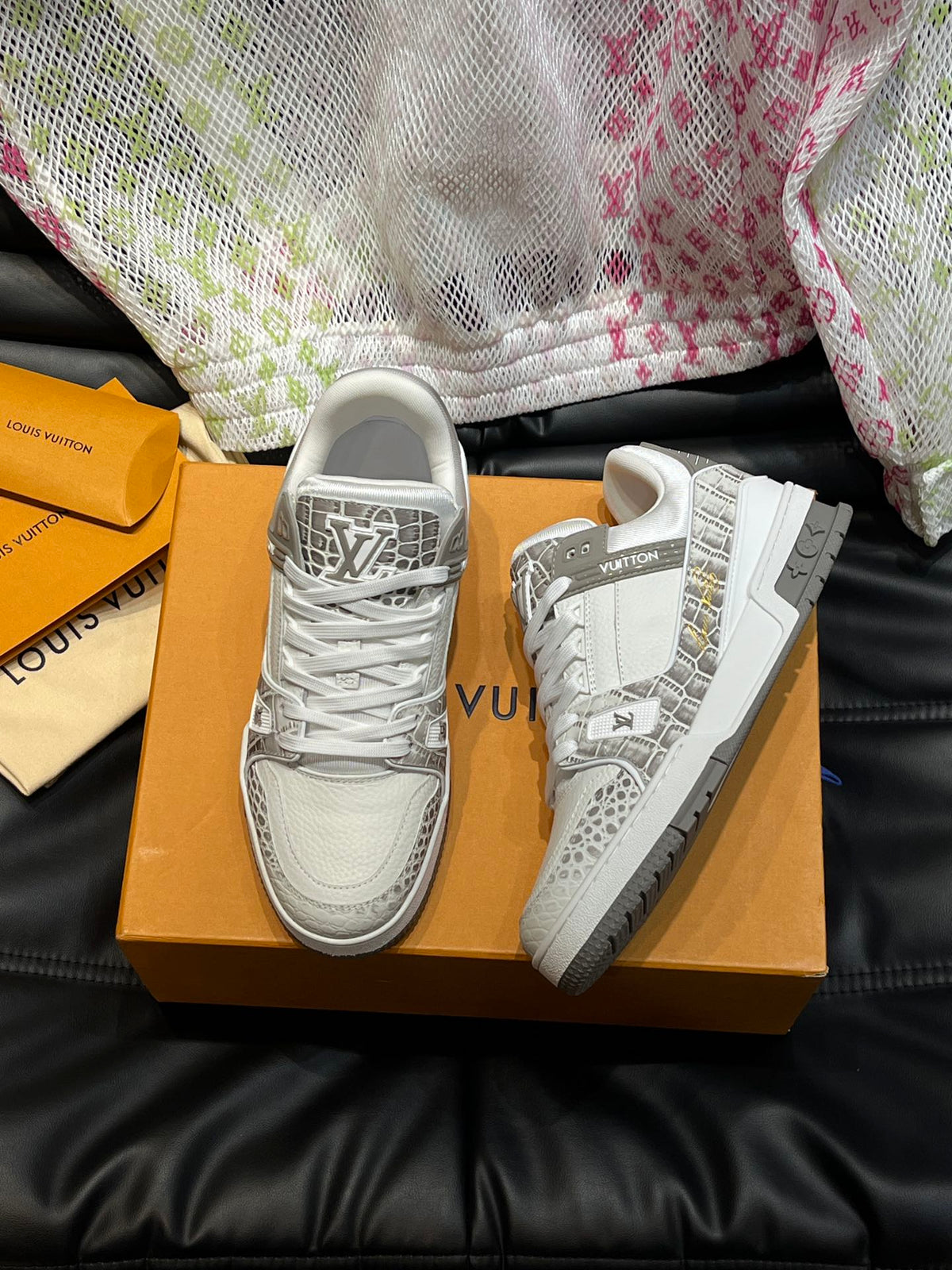 Louis Vuitton LV 600a Gri - prezentare produs