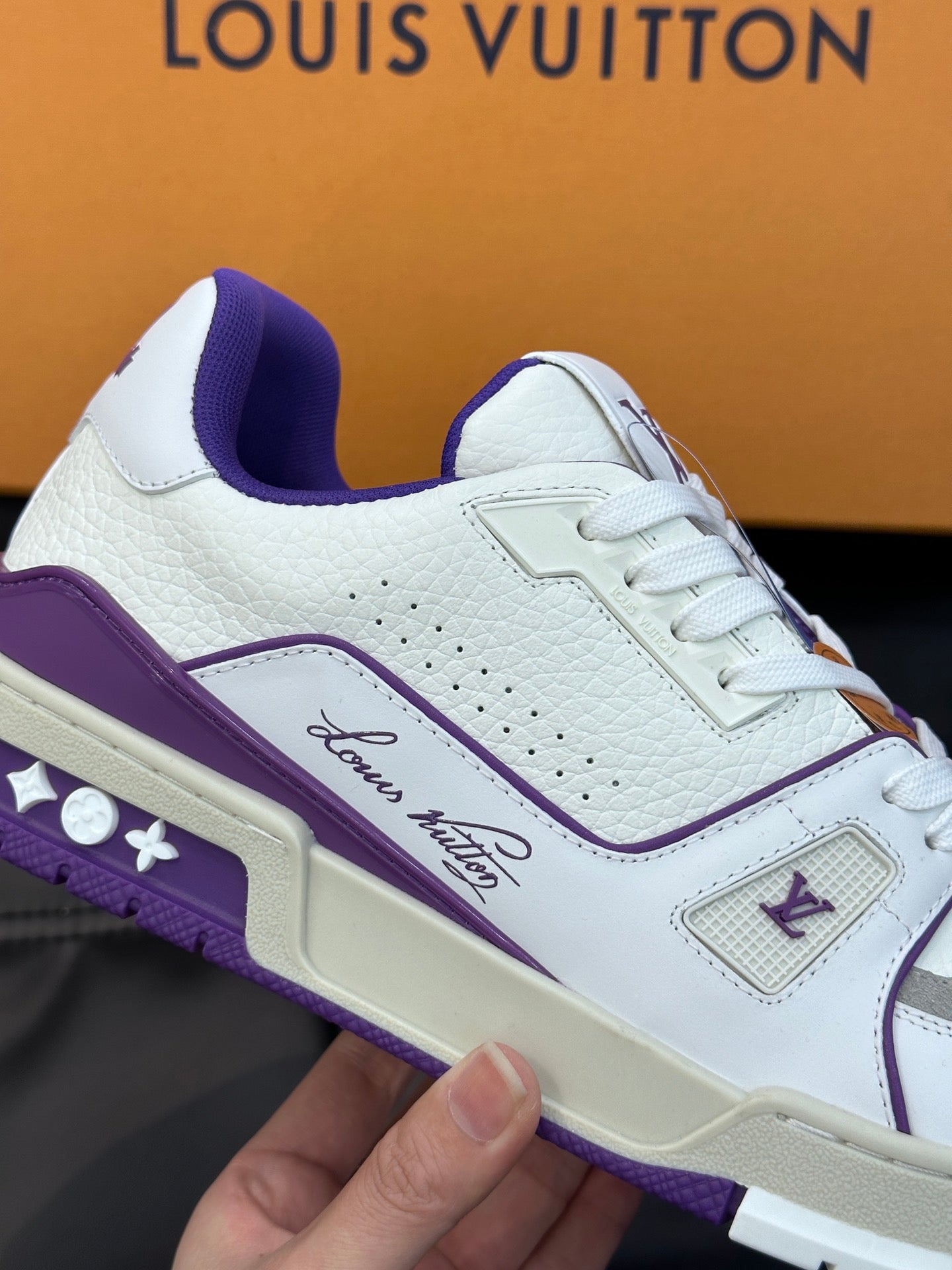 Louis Vuitton LV 600a Violet Alb - prezentare produs