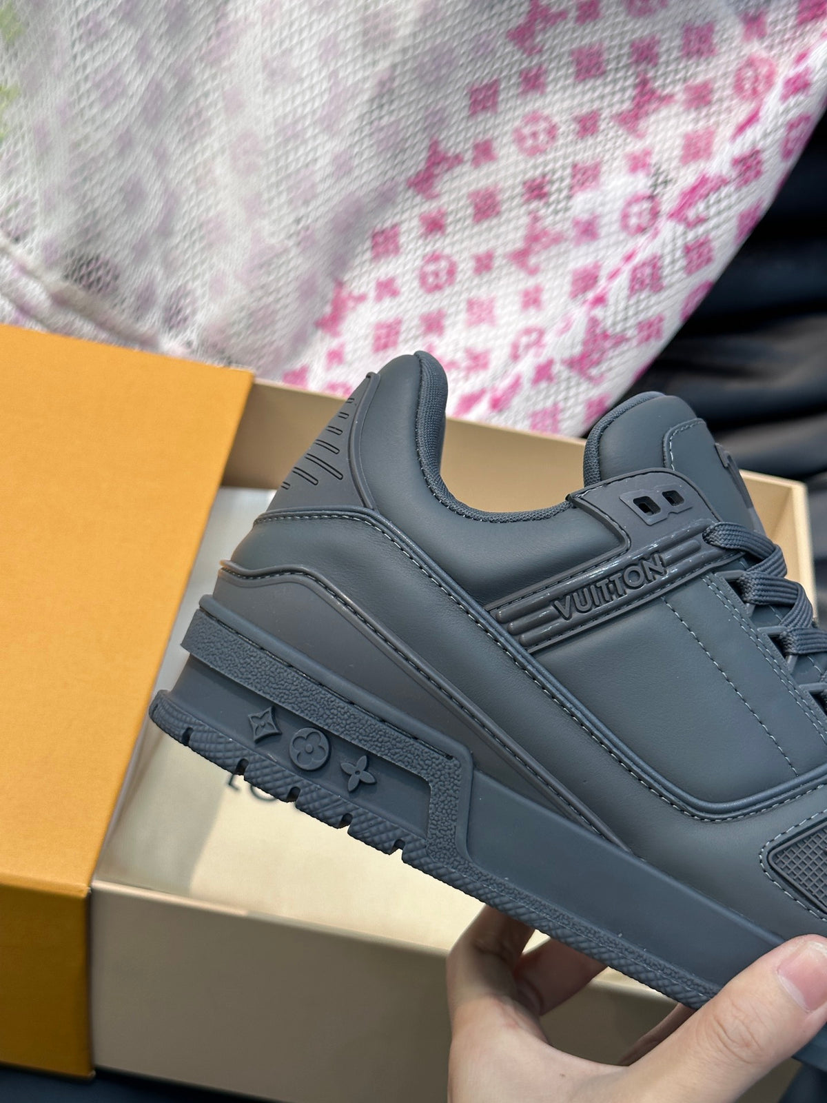 Louis Vuitton LV 600a Gri - prezentare produs