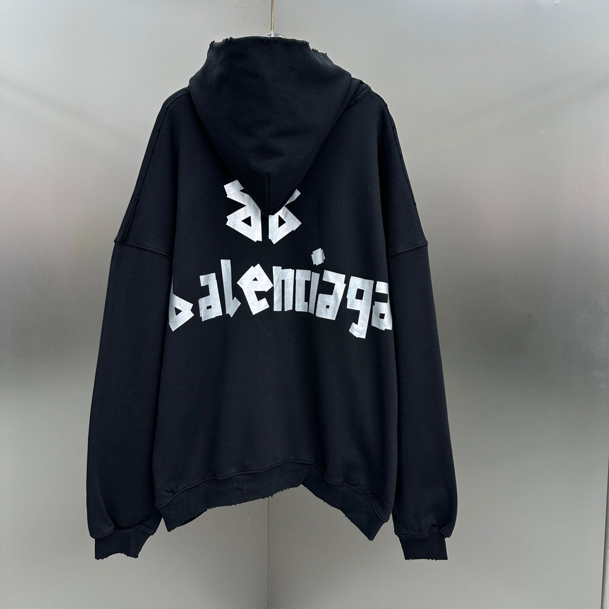 Balenciaga Exclusive Clothing - prezentare produs