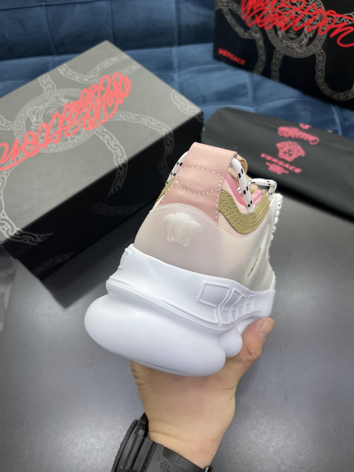 Versace Chain Reaction Alb Roz - prezentare produs