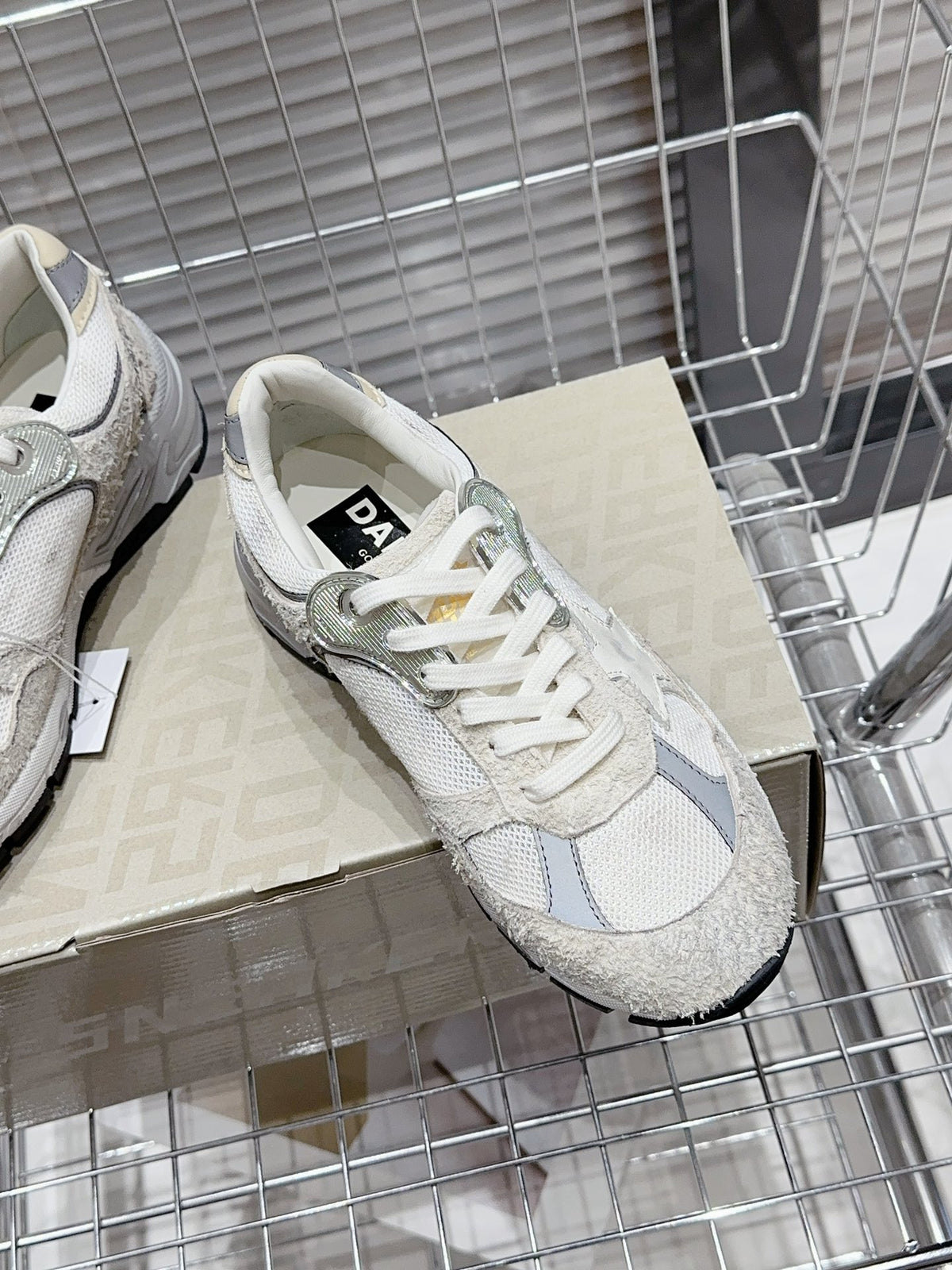 Golden Goose Deluxe G56 - prezentare produs