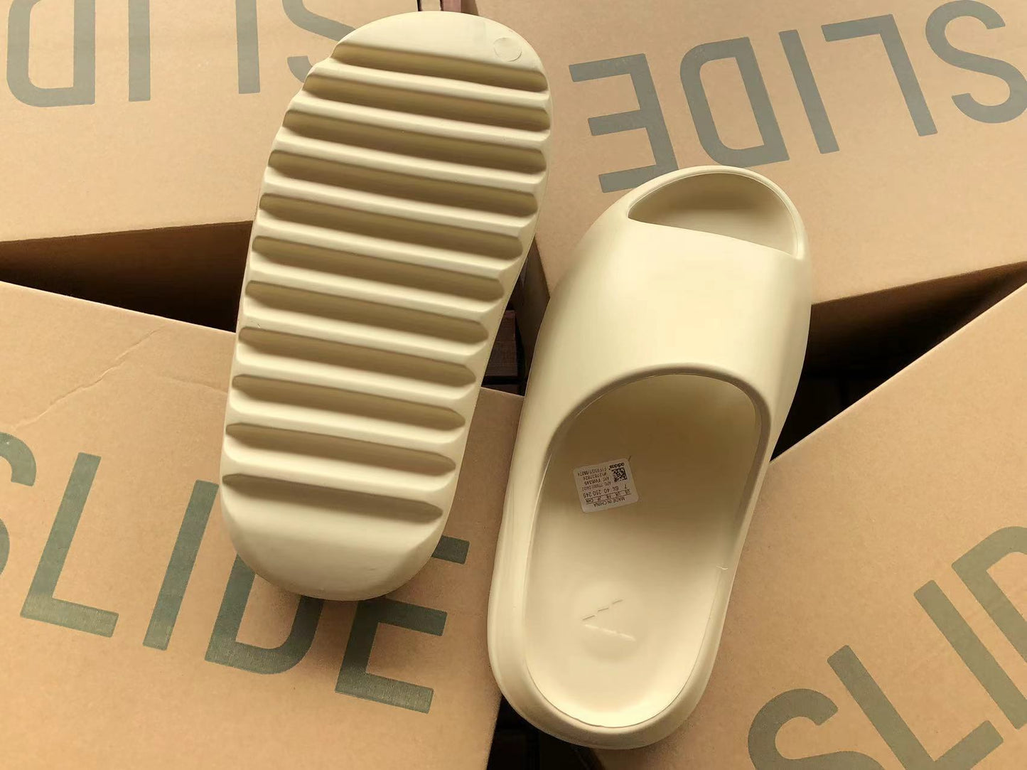 Adidas Yeezy Slapi Crem - prezentare produs