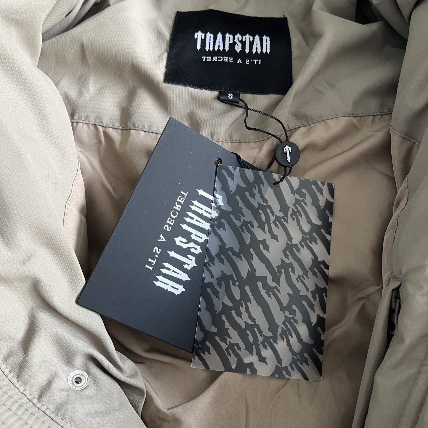 Trapstar Decoded Hooded Puffer - prezentare produs