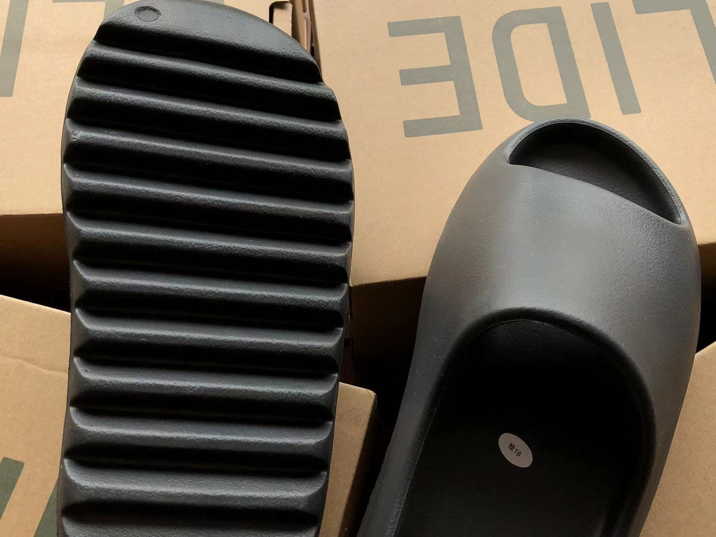Adidas Yeezy Slapi Negru - prezentare produs