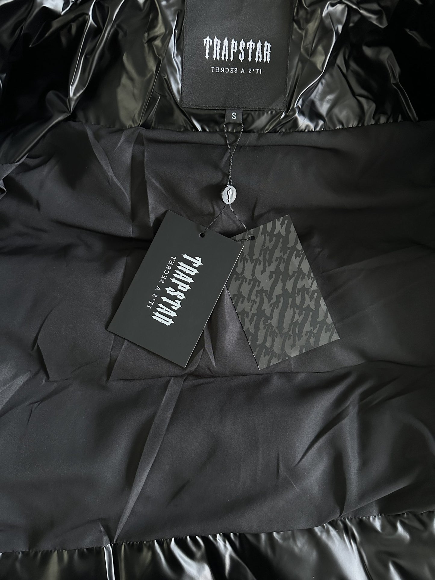 Trapstar Geacă Irongate Embossed Puffer New Colecție - prezentare produs