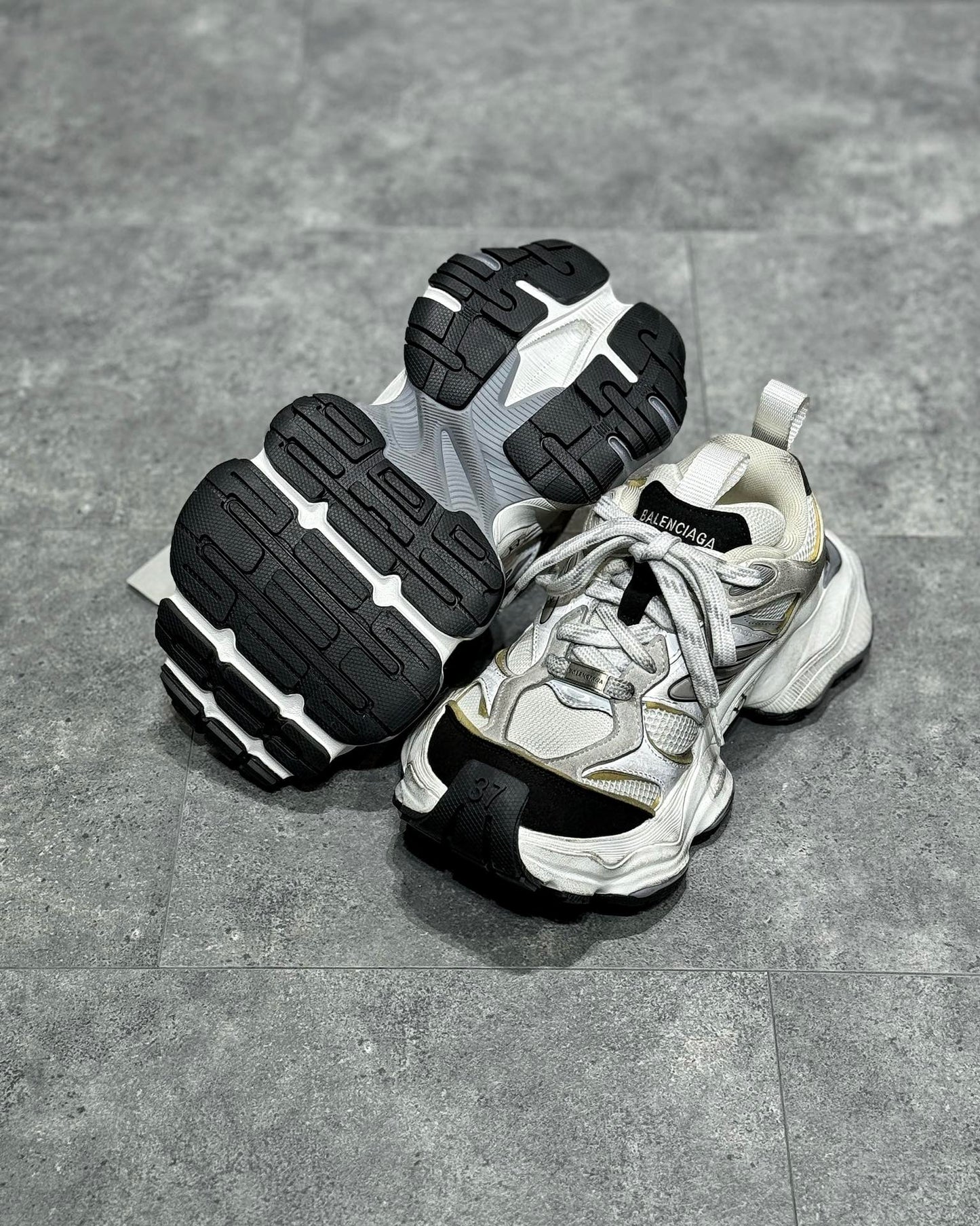 Balenciaga Cargo Alb Negru - prezentare produs