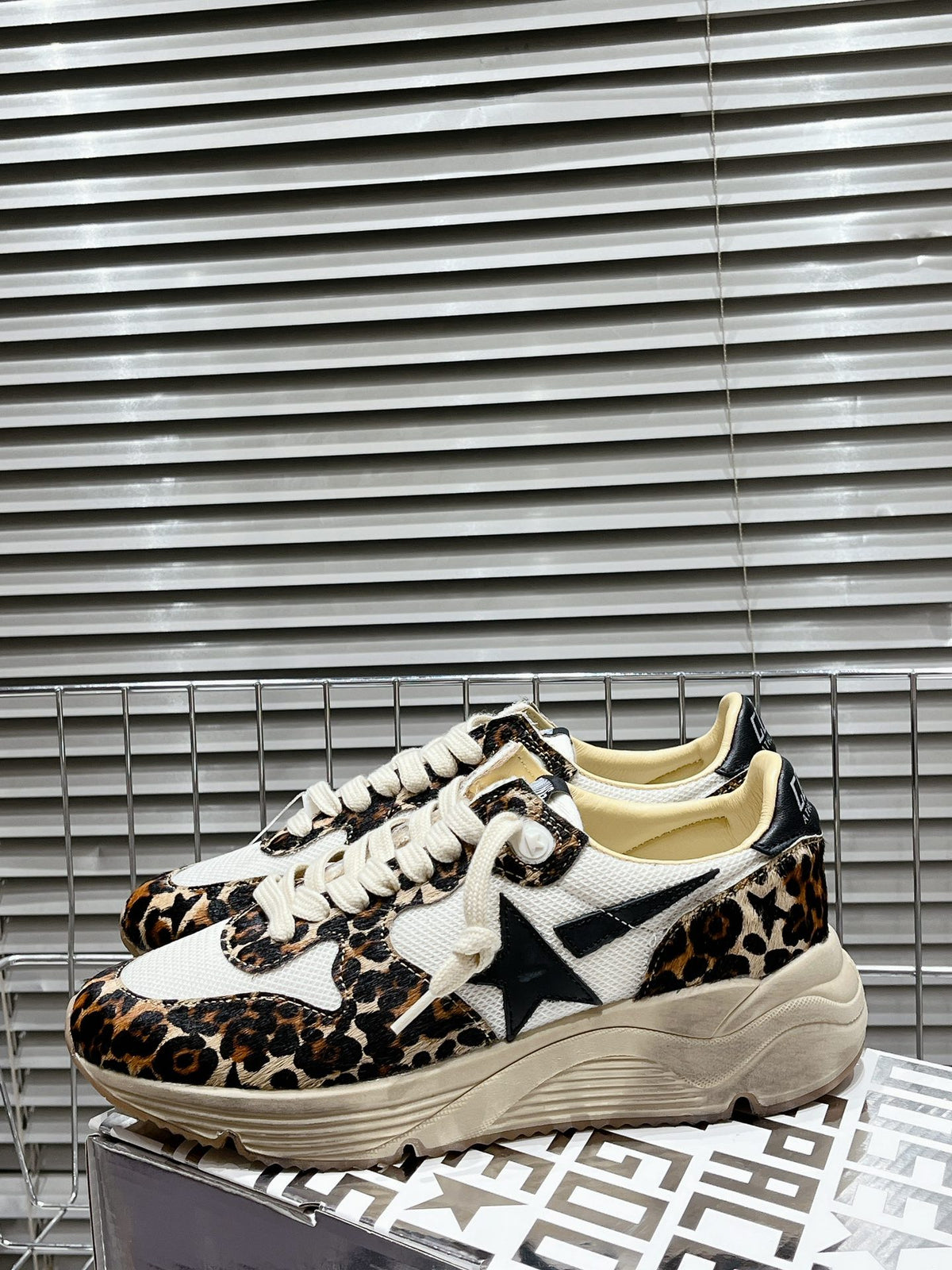 Golden Goose Deluxe G59 - prezentare produs