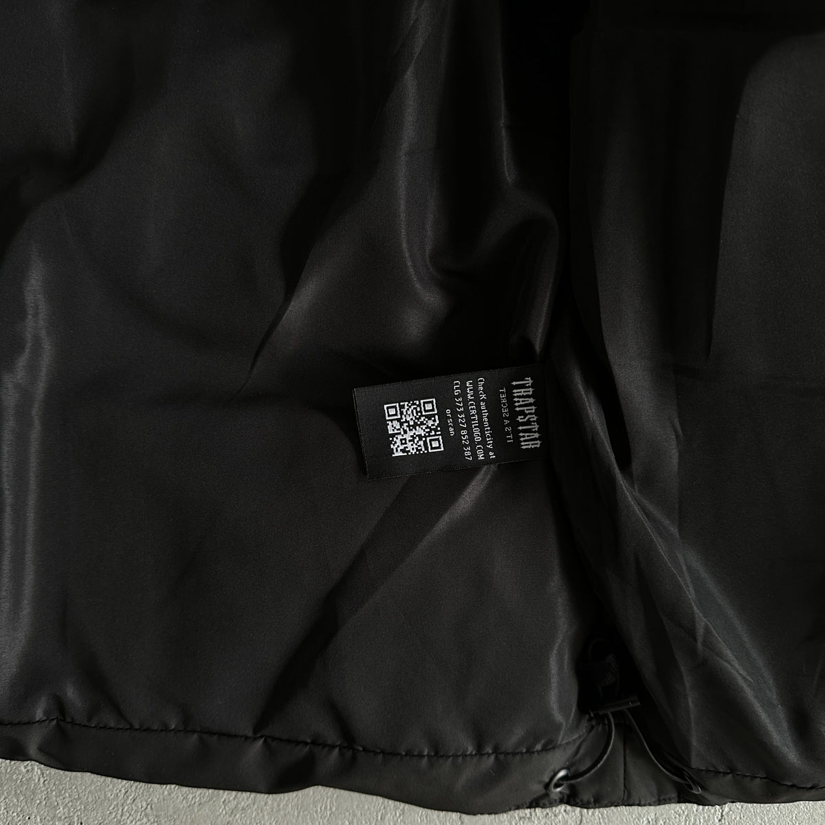 Trapstar Geacă Decoded Arch Puffer Negru New Colecție - prezentare produs