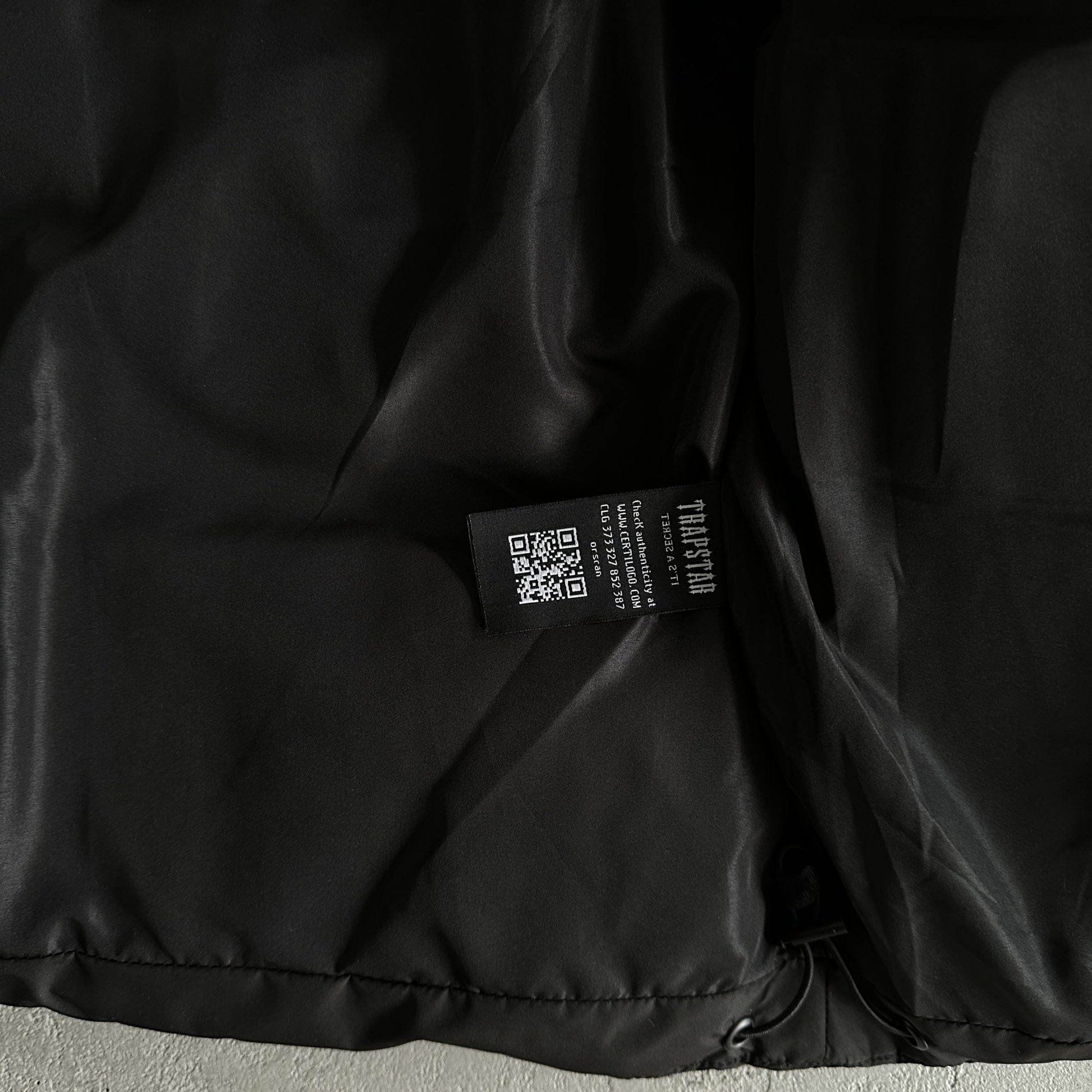 Trapstar Geacă Decoded Arch Puffer Negru New Colecție - prezentare produs
