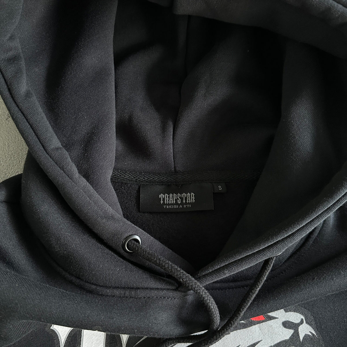 Trapstar Shooters Bloodshot Clothing - prezentare produs