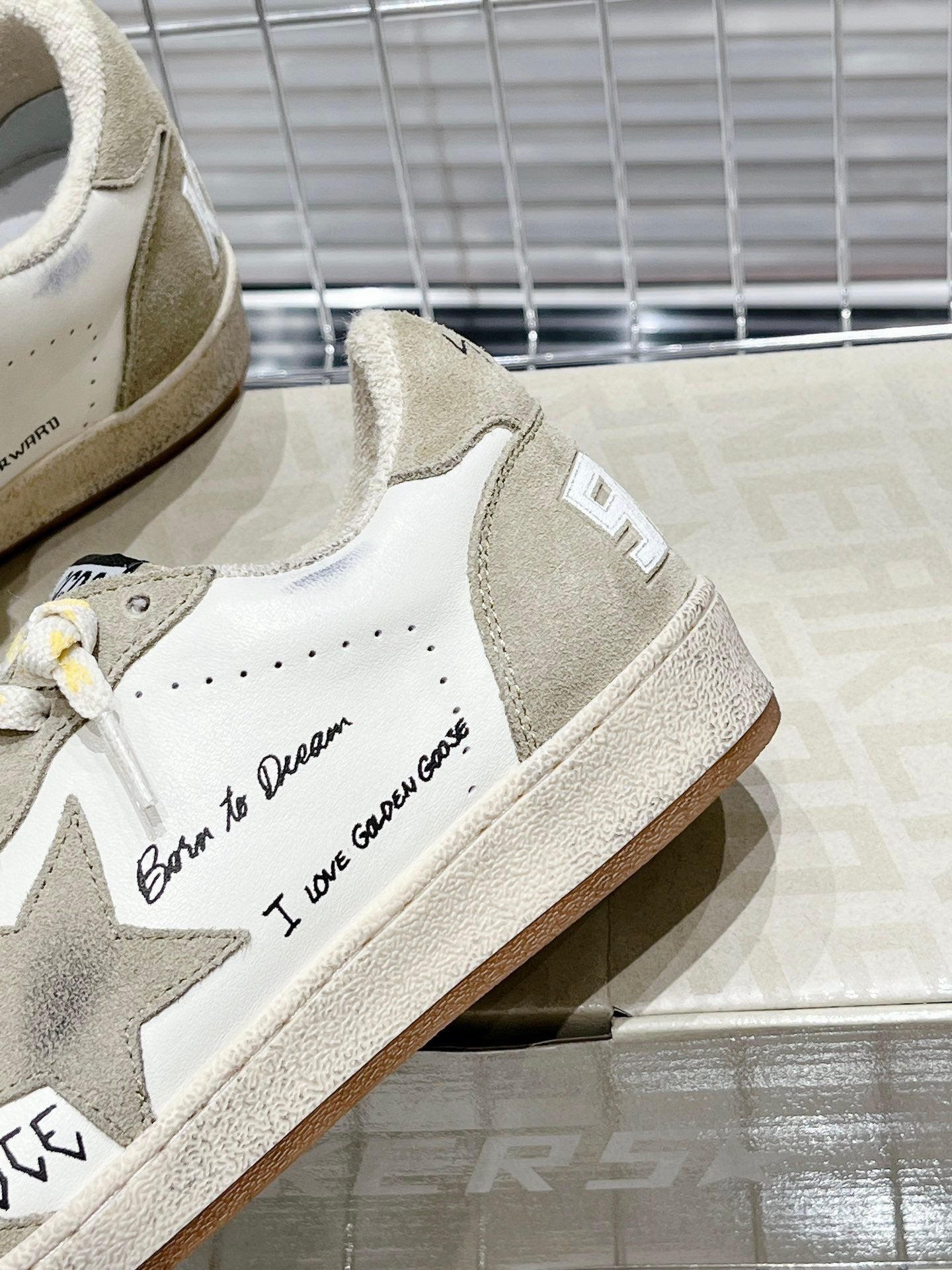 Golden Goose Deluxe G49 Pantofi sport - prezentare produs