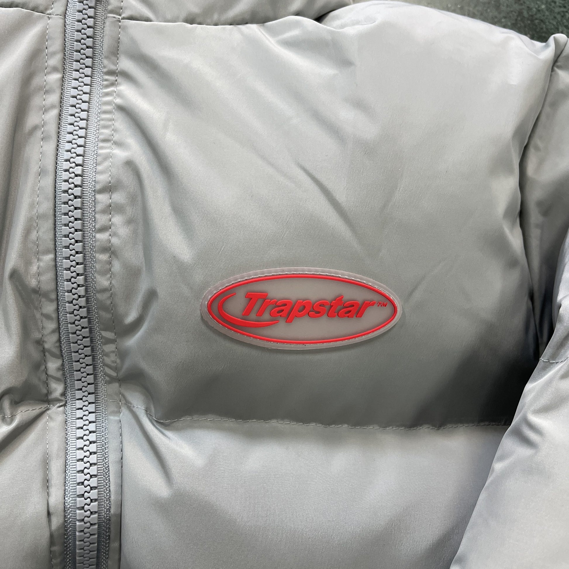 Trapstar Bomber Geacă Light Gri - prezentare produs