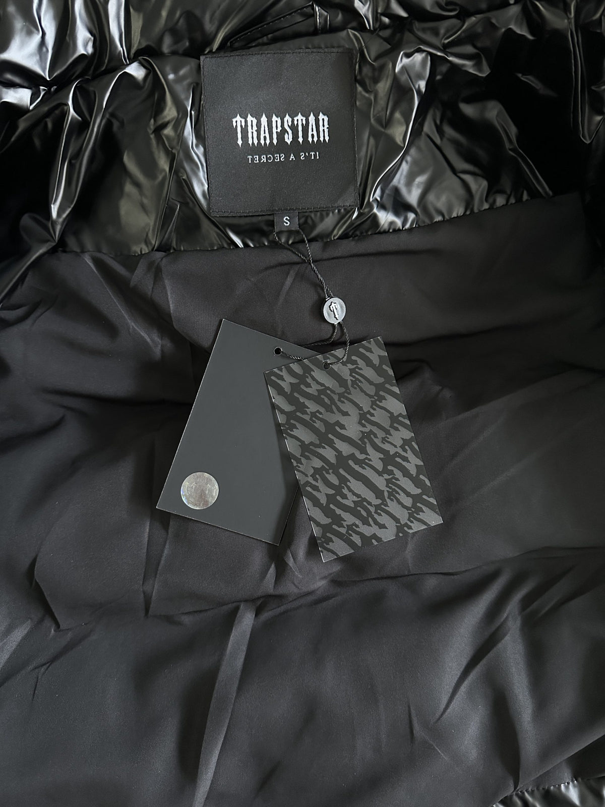 Trapstar Geacă Irongate Embossed Puffer New Colecție - prezentare produs