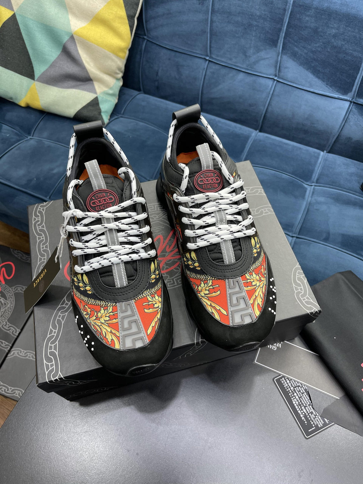 Versace Chain Reaction Negru Roșu Pattern - prezentare produs