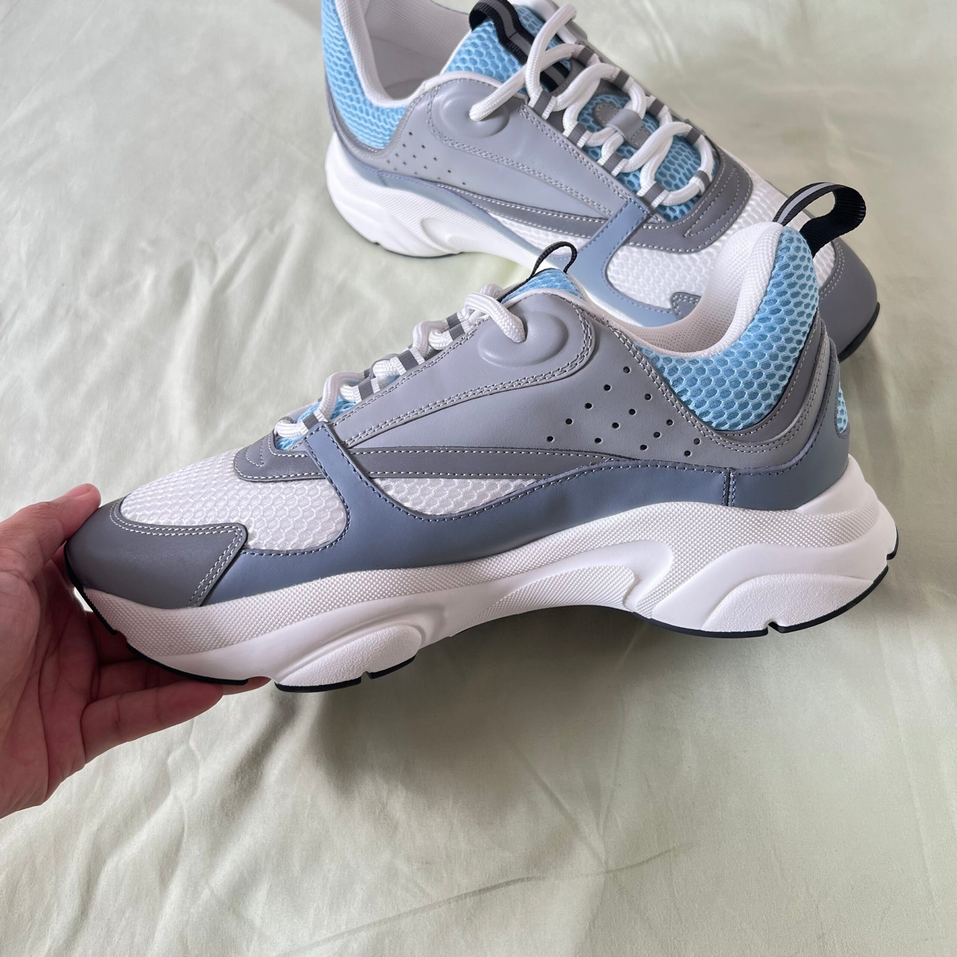 Dior B22 Gri - prezentare produs
