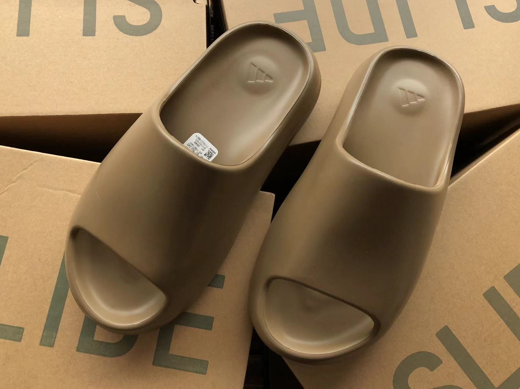 Adidas Yeezy Yeezy Slide Dark Maro - prezentare produs