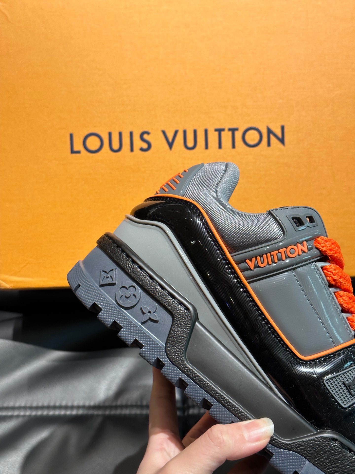 Louis Vuitton LV Trainers Maxi Gri Portocaliu - prezentare produs