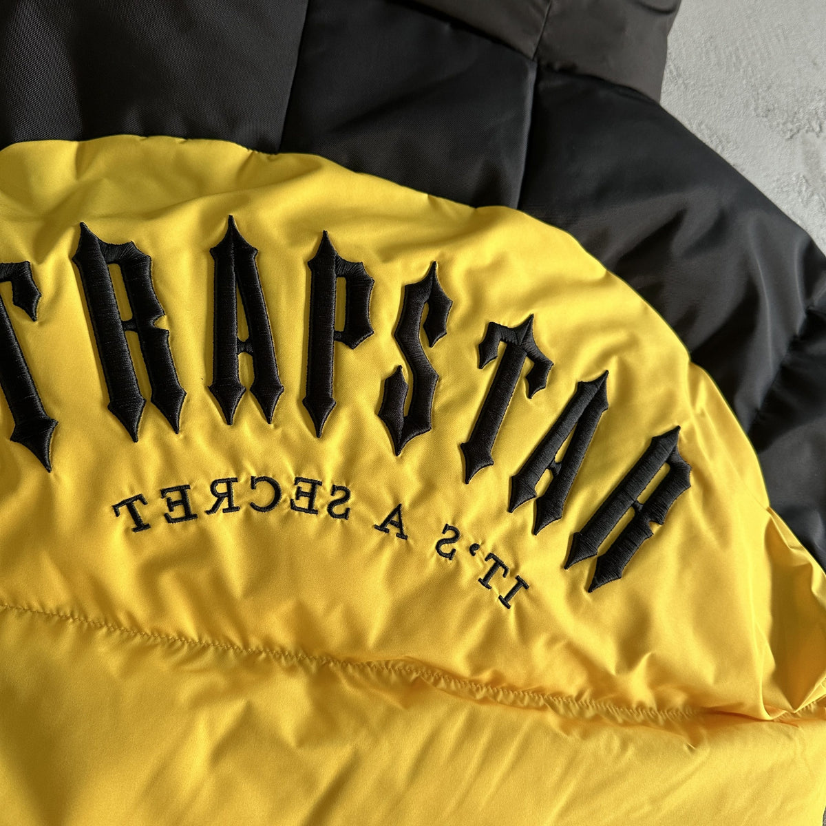 Trapstar Geacă Arch Puffer Geacă Negru Galben New Colecție - prezentare produs