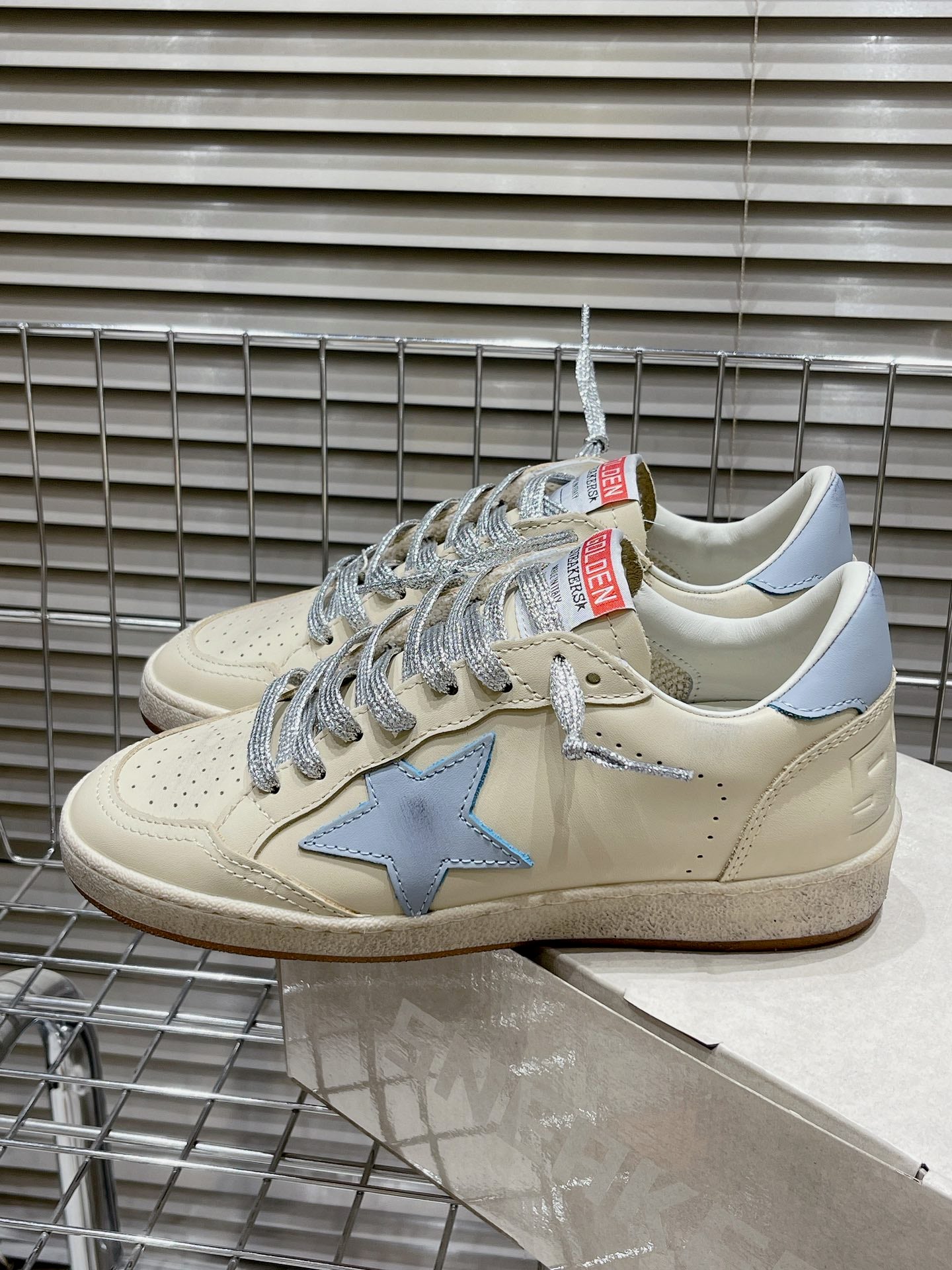 Golden Goose Deluxe G68 - prezentare produs