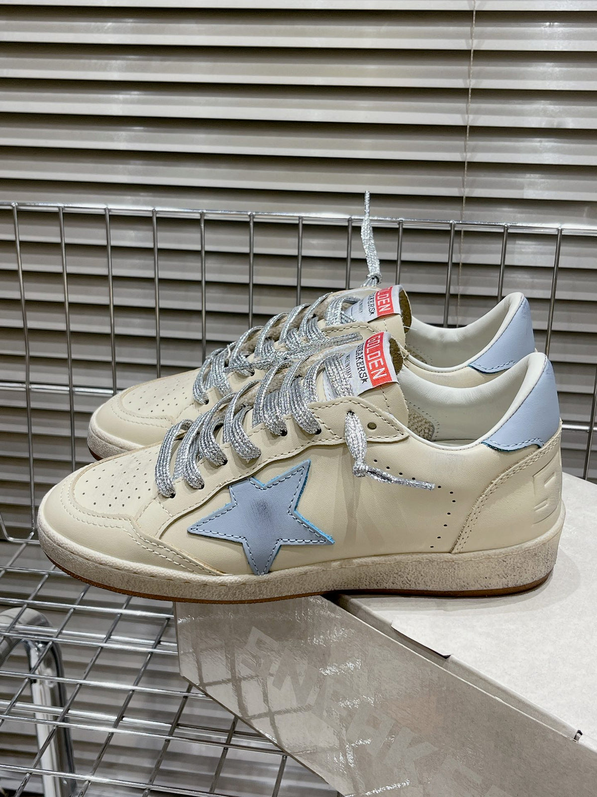 Golden Goose Deluxe G68 - prezentare produs