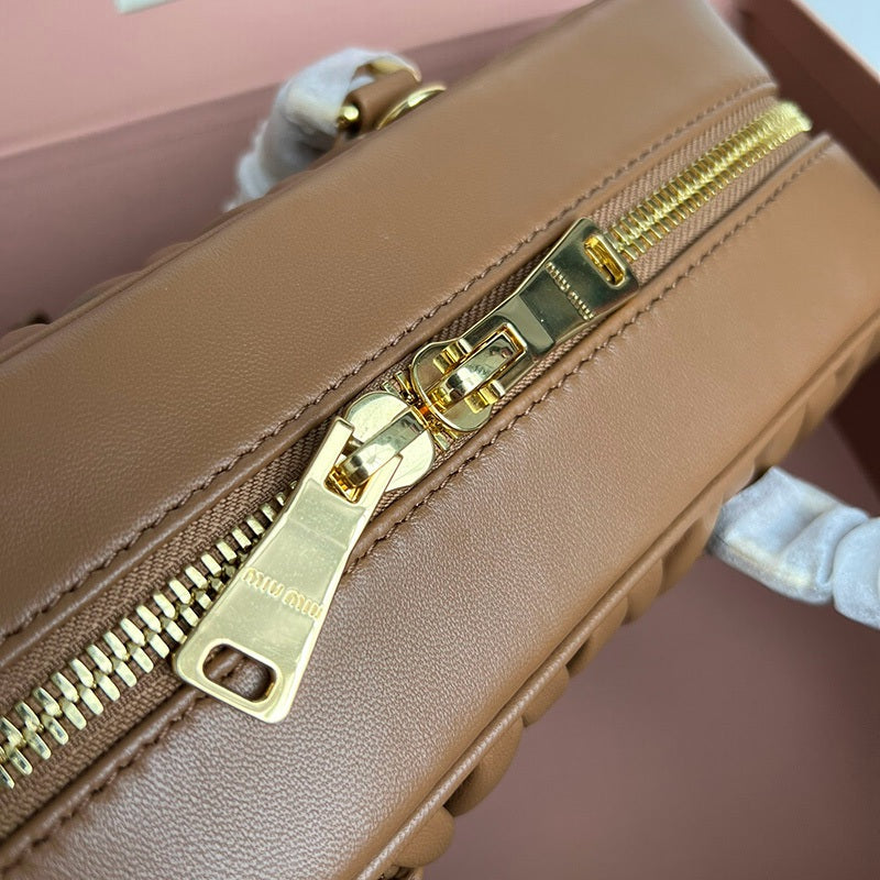 Miu Miu Geantă Exclusive - prezentare produs