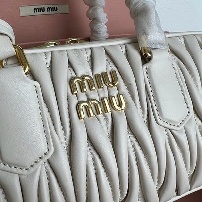 Miu Miu Geantă Exclusive - prezentare produs