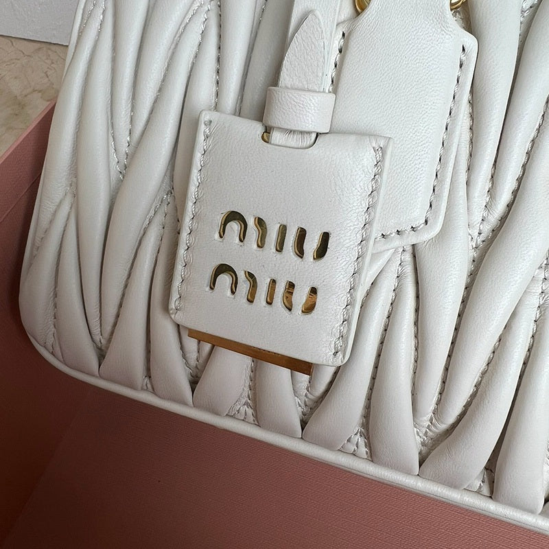 Miu Miu Geantă Exclusive - prezentare produs