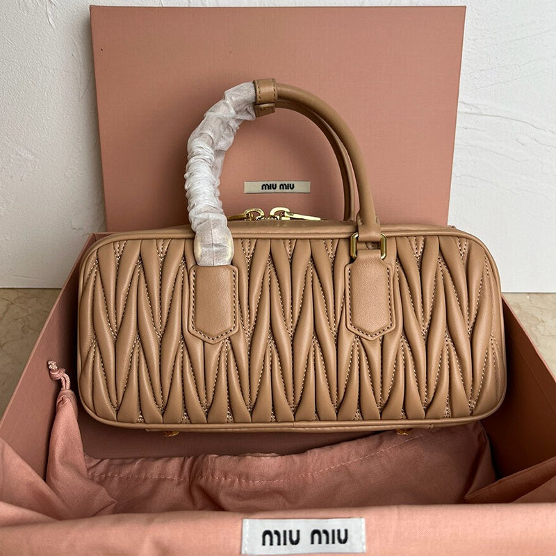 Miu Miu Geantă Exclusive - prezentare produs