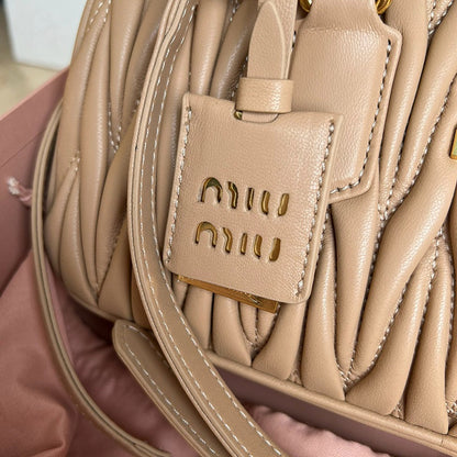 Miu Miu Geantă Exclusive - prezentare produs