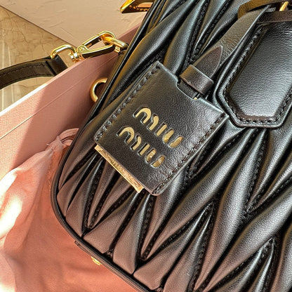 Miu Miu Geantă Exclusive - prezentare produs