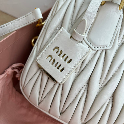 Miu Miu Geantă Exclusive - prezentare produs