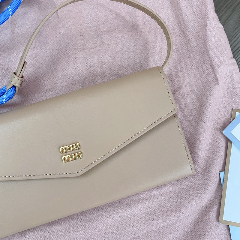 Miu Miu Geantă Exclusive - prezentare produs