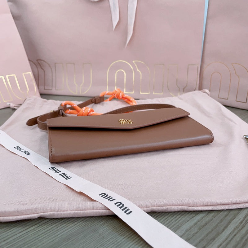 Miu Miu Geantă Exclusive - prezentare produs