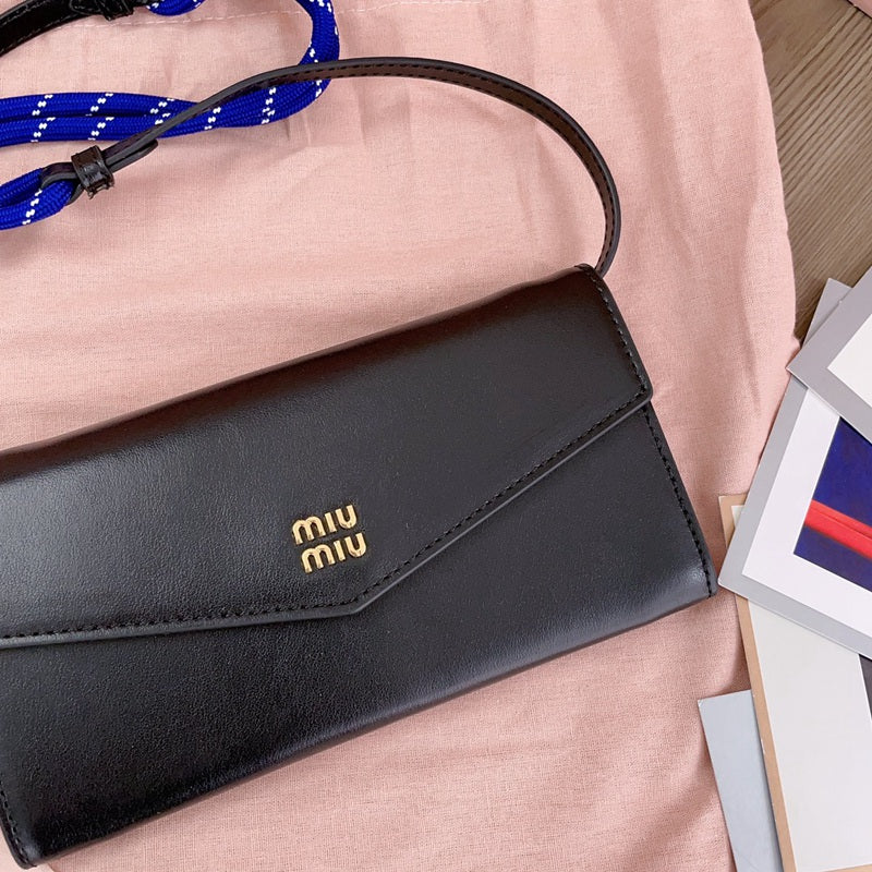 Miu Miu Geantă Exclusive - prezentare produs